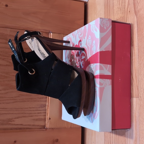 Wild Rose "Darie" Platform Sandals - Picture 2 of 7